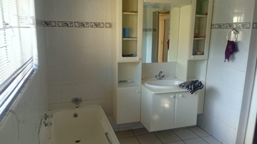 6 Bedroom Property for Sale in Three Rivers East Gauteng