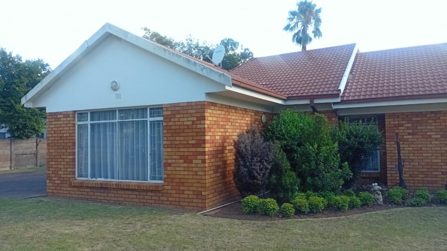 6 Bedroom Property for Sale in Three Rivers East Gauteng