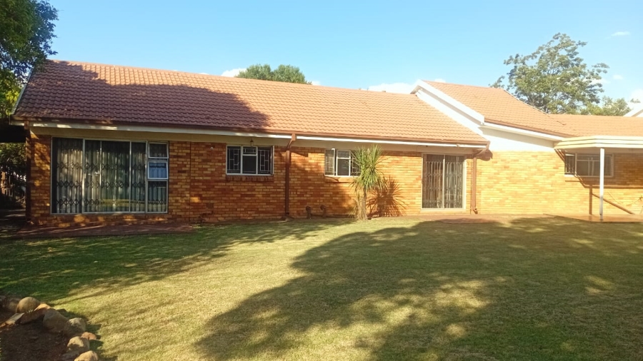 6 Bedroom Property for Sale in Three Rivers East Gauteng