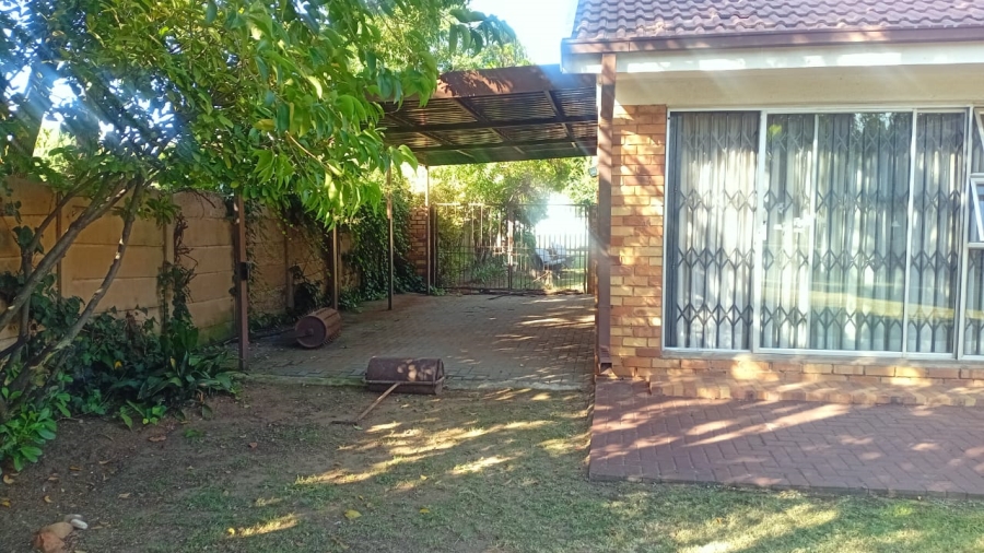 6 Bedroom Property for Sale in Three Rivers East Gauteng