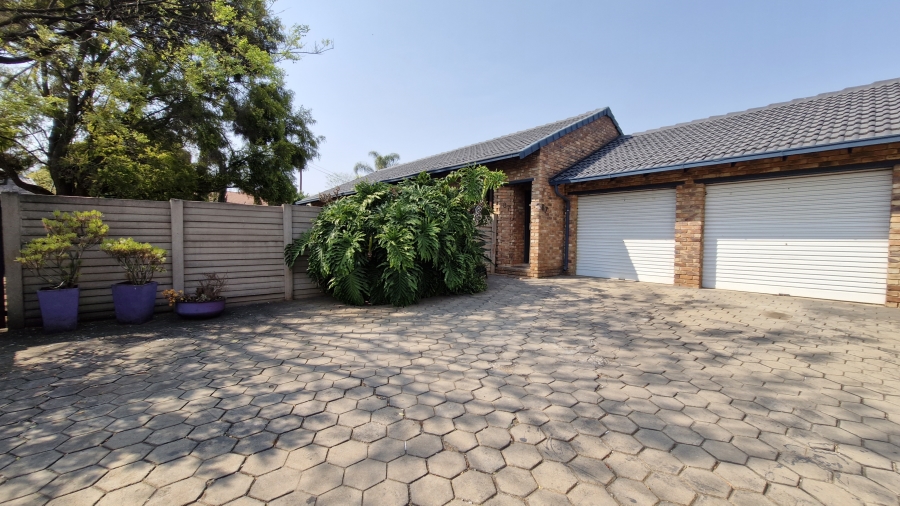 3 Bedroom Property for Sale in Rooihuiskraal North Gauteng