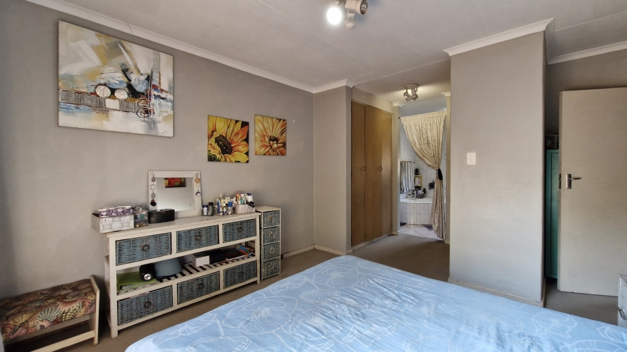 3 Bedroom Property for Sale in Rooihuiskraal North Gauteng