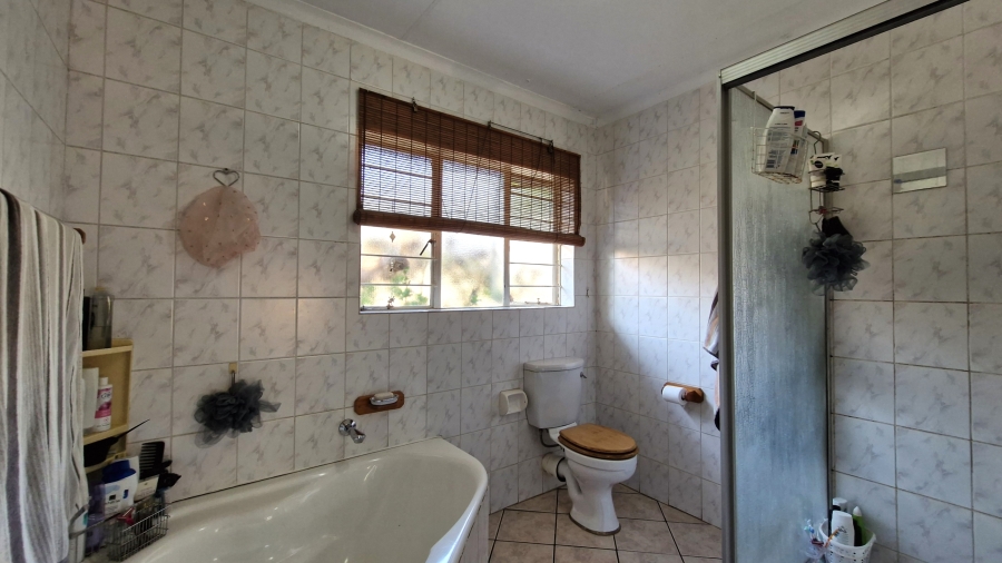 3 Bedroom Property for Sale in Rooihuiskraal North Gauteng