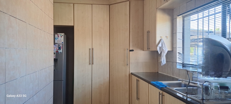 4 Bedroom Property for Sale in Lodeyko Gauteng