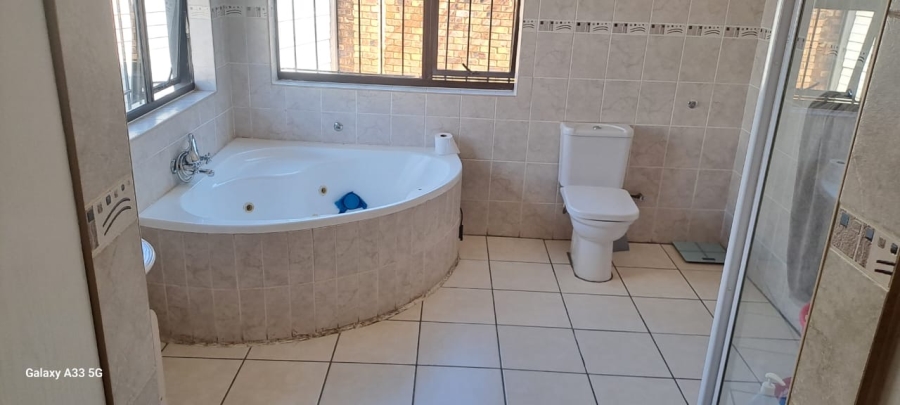 4 Bedroom Property for Sale in Lodeyko Gauteng