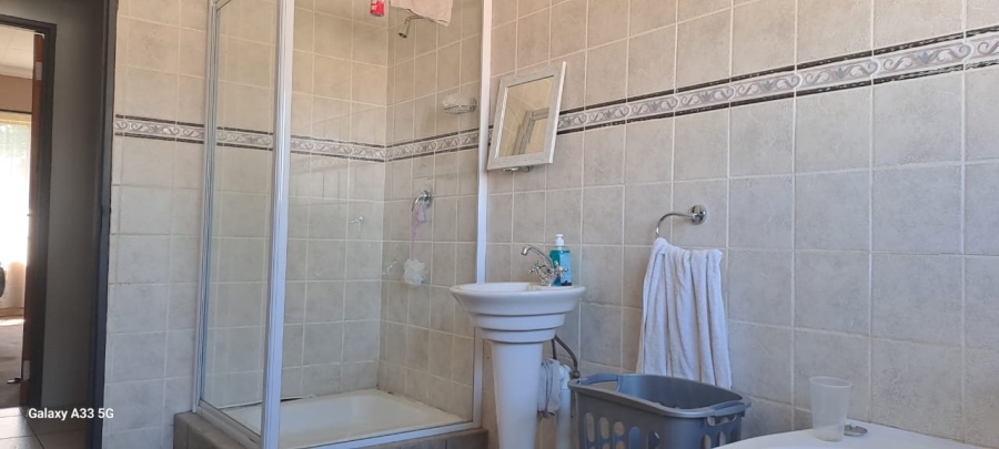 4 Bedroom Property for Sale in Lodeyko Gauteng