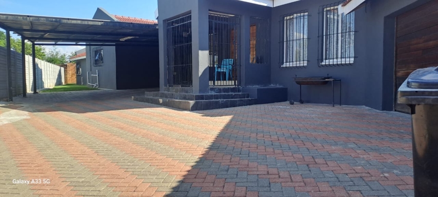 4 Bedroom Property for Sale in Lodeyko Gauteng