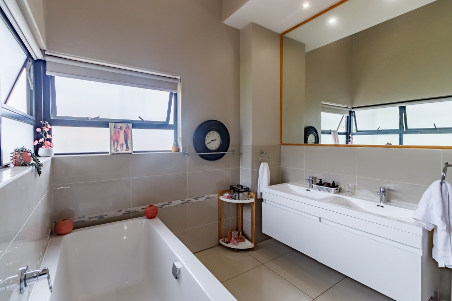 5 Bedroom Property for Sale in Midstream Estate Gauteng