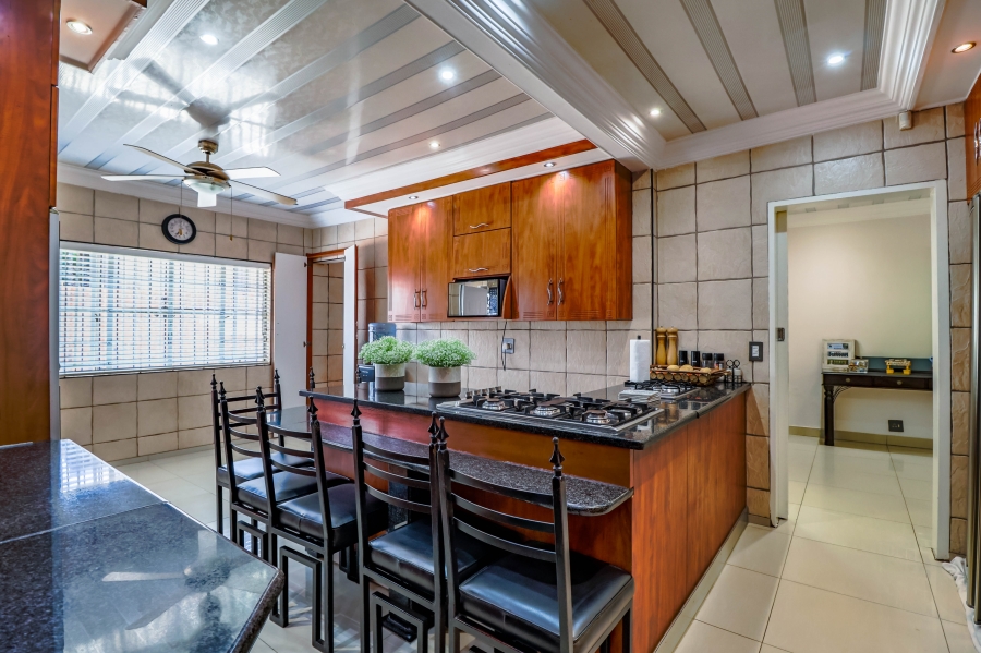 6 Bedroom Property for Sale in Eldoraigne Gauteng