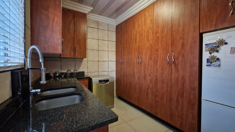 6 Bedroom Property for Sale in Eldoraigne Gauteng