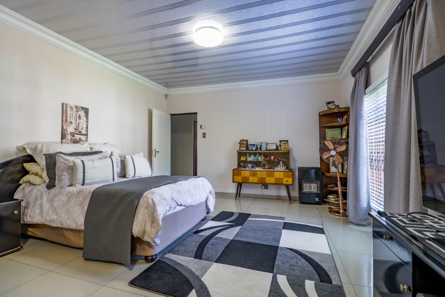 6 Bedroom Property for Sale in Eldoraigne Gauteng