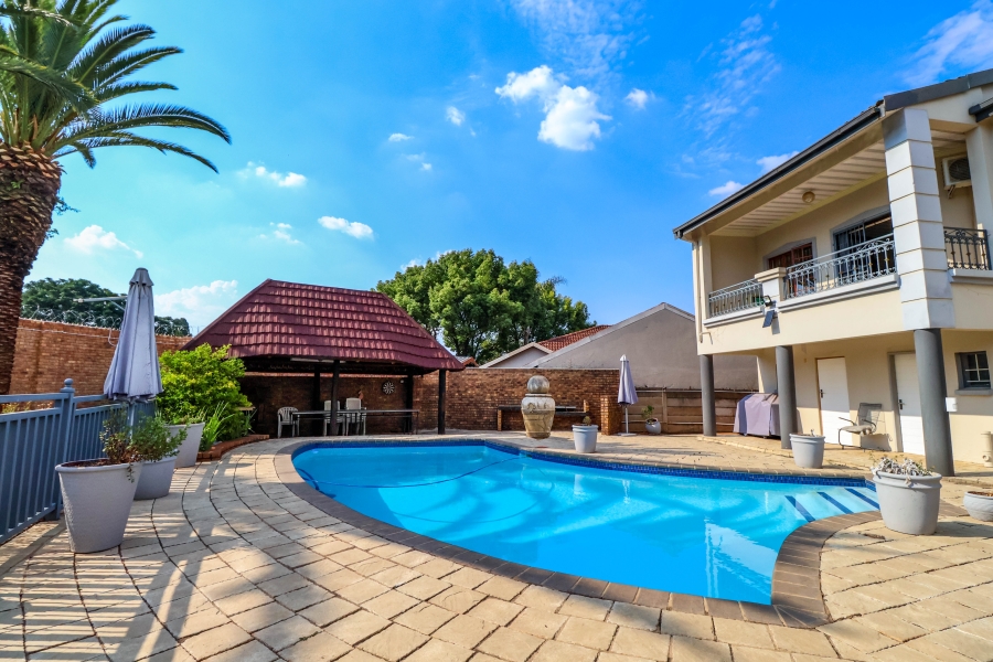 6 Bedroom Property for Sale in Eldoraigne Gauteng