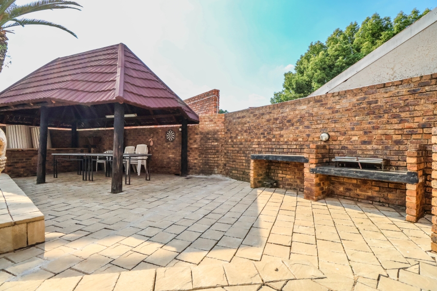 6 Bedroom Property for Sale in Eldoraigne Gauteng