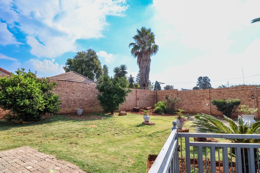 6 Bedroom Property for Sale in Eldoraigne Gauteng
