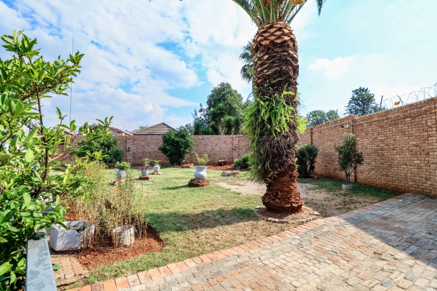 6 Bedroom Property for Sale in Eldoraigne Gauteng