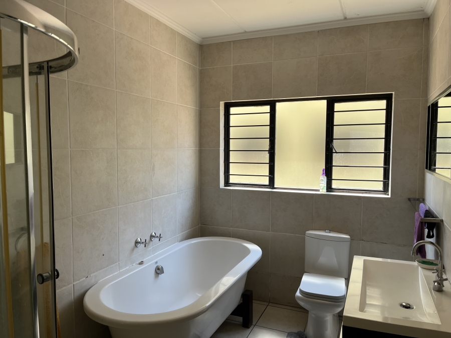 To Let 2 Bedroom Property for Rent in Douglasdale Gauteng