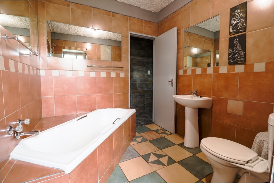 5 Bedroom Property for Sale in Heuweloord Gauteng