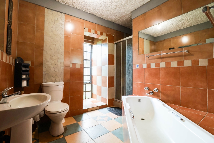 5 Bedroom Property for Sale in Heuweloord Gauteng