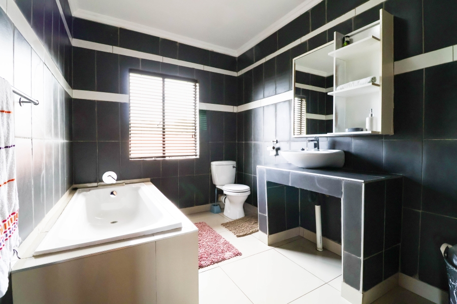 5 Bedroom Property for Sale in Heuweloord Gauteng