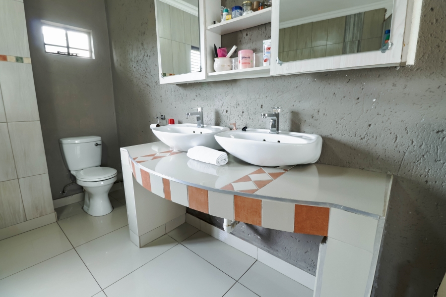 5 Bedroom Property for Sale in Heuweloord Gauteng