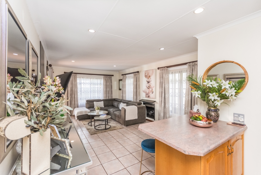 3 Bedroom Property for Sale in Die Hoewes Gauteng