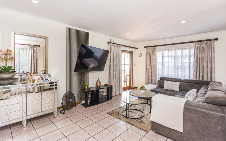 3 Bedroom Property for Sale in Die Hoewes Gauteng