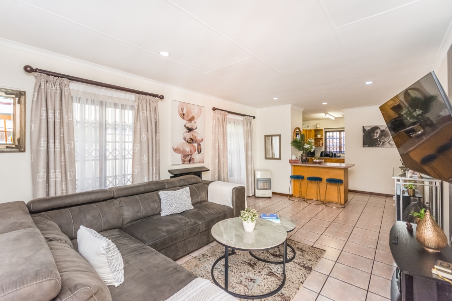 3 Bedroom Property for Sale in Die Hoewes Gauteng