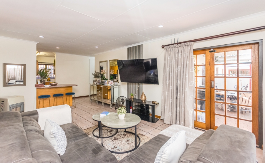 3 Bedroom Property for Sale in Die Hoewes Gauteng