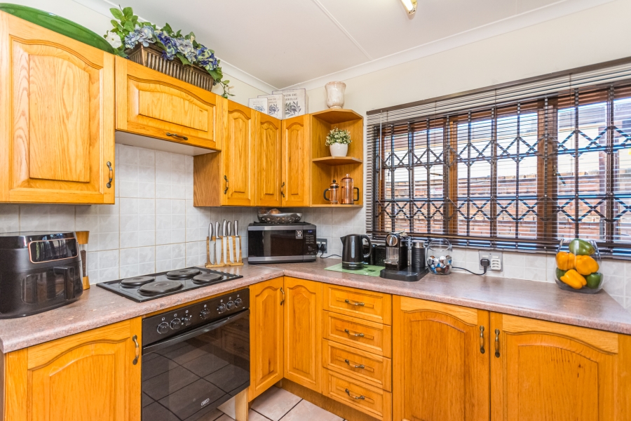 3 Bedroom Property for Sale in Die Hoewes Gauteng