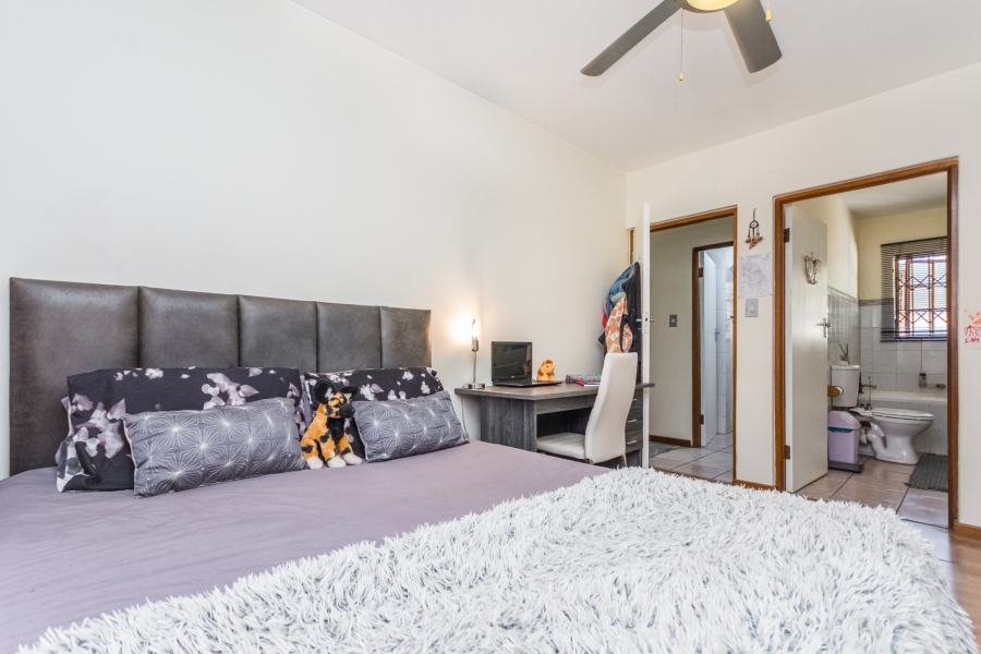 3 Bedroom Property for Sale in Die Hoewes Gauteng