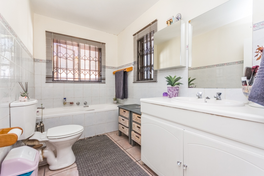 3 Bedroom Property for Sale in Die Hoewes Gauteng