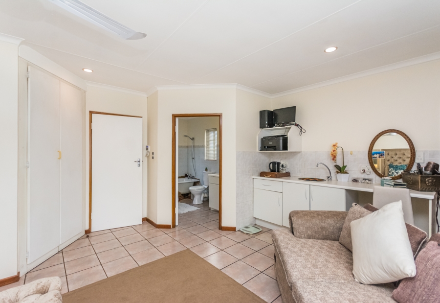 3 Bedroom Property for Sale in Die Hoewes Gauteng