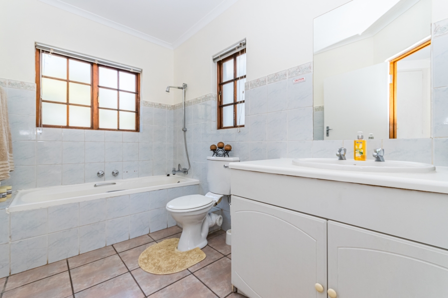 3 Bedroom Property for Sale in Die Hoewes Gauteng