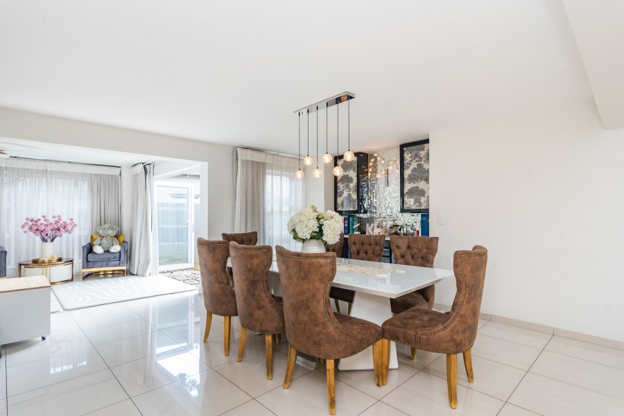 5 Bedroom Property for Sale in Magaliessig Gauteng