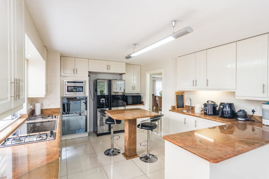 5 Bedroom Property for Sale in Magaliessig Gauteng