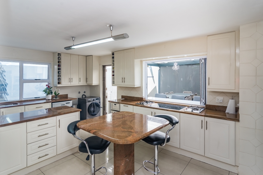 5 Bedroom Property for Sale in Magaliessig Gauteng