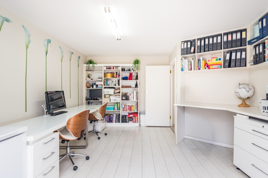 5 Bedroom Property for Sale in Magaliessig Gauteng