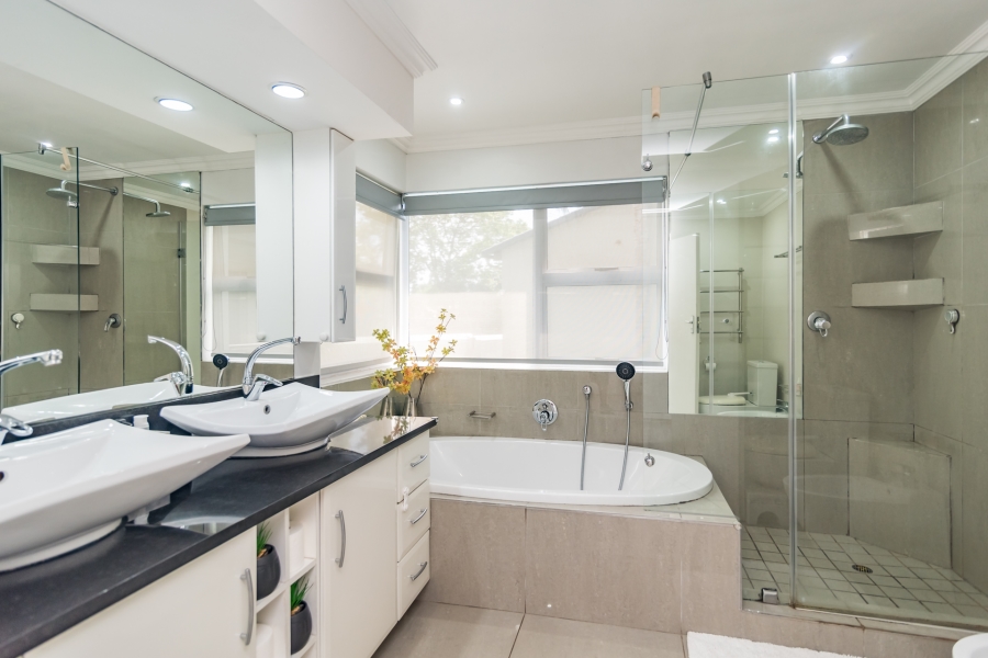 5 Bedroom Property for Sale in Magaliessig Gauteng