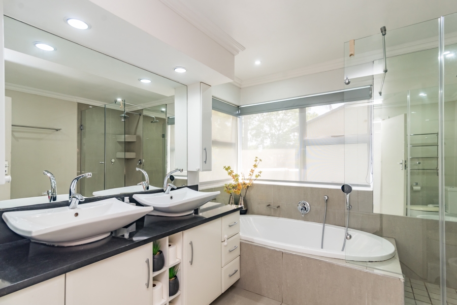 5 Bedroom Property for Sale in Magaliessig Gauteng