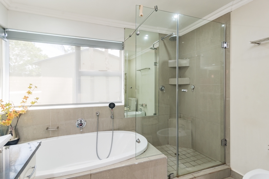 5 Bedroom Property for Sale in Magaliessig Gauteng