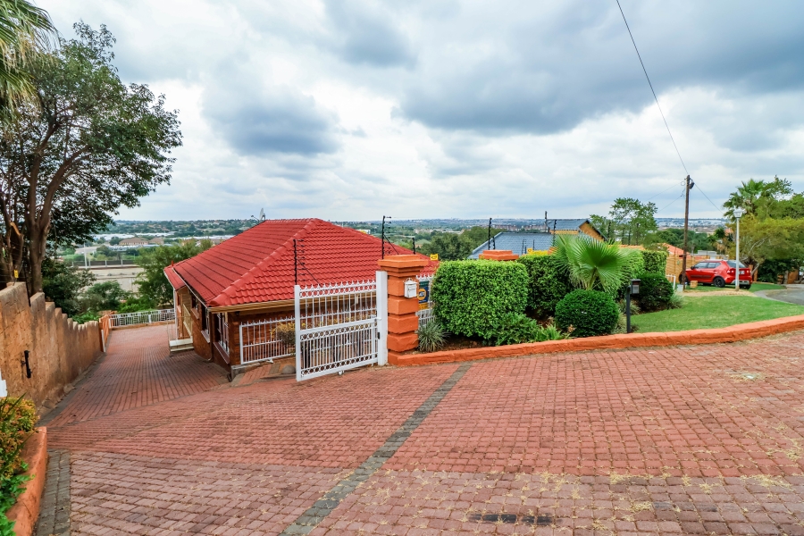 3 Bedroom Property for Sale in Zwartkop Gauteng