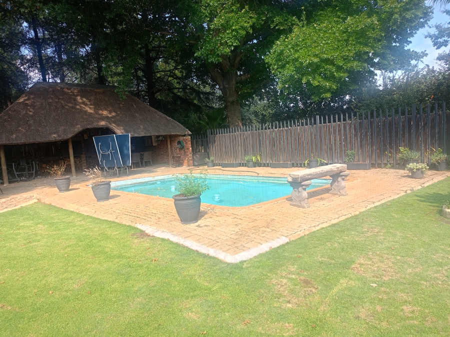 5 Bedroom Property for Sale in Unitas Park Gauteng