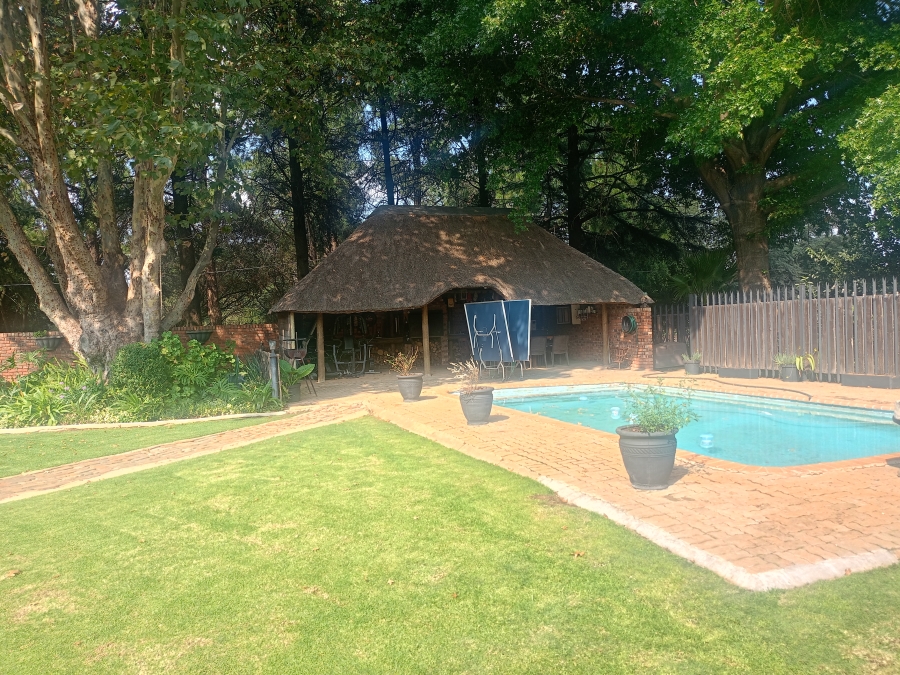 5 Bedroom Property for Sale in Unitas Park Gauteng