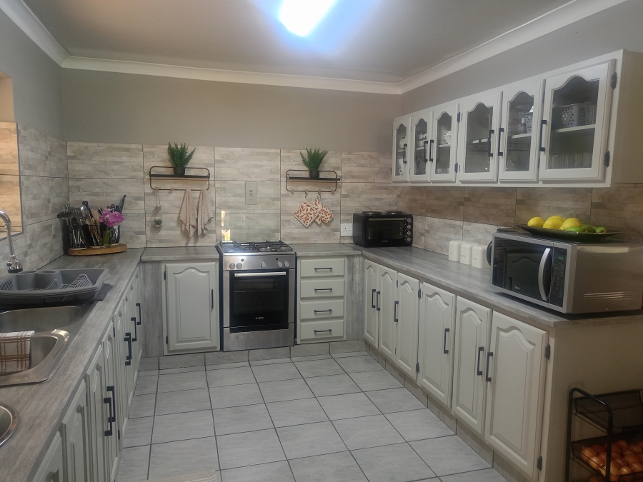 5 Bedroom Property for Sale in Unitas Park Gauteng