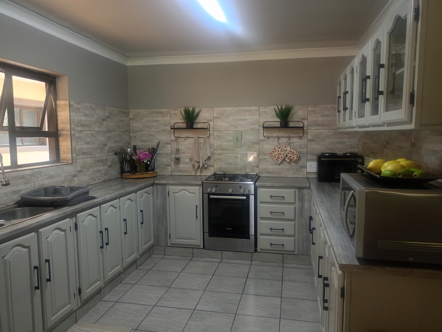 5 Bedroom Property for Sale in Unitas Park Gauteng