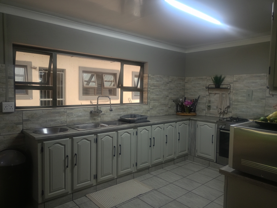 5 Bedroom Property for Sale in Unitas Park Gauteng