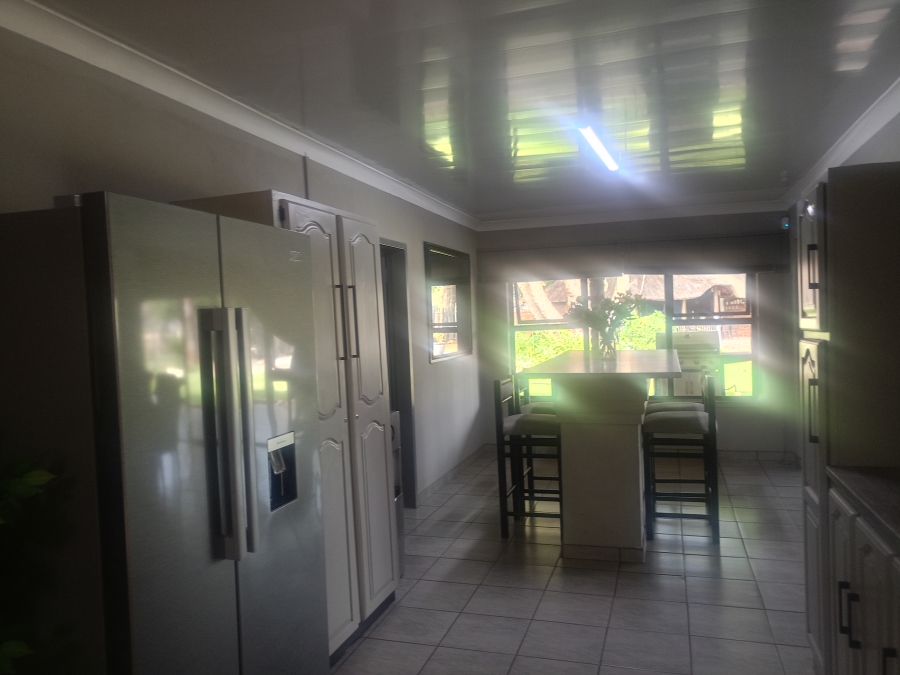 5 Bedroom Property for Sale in Unitas Park Gauteng