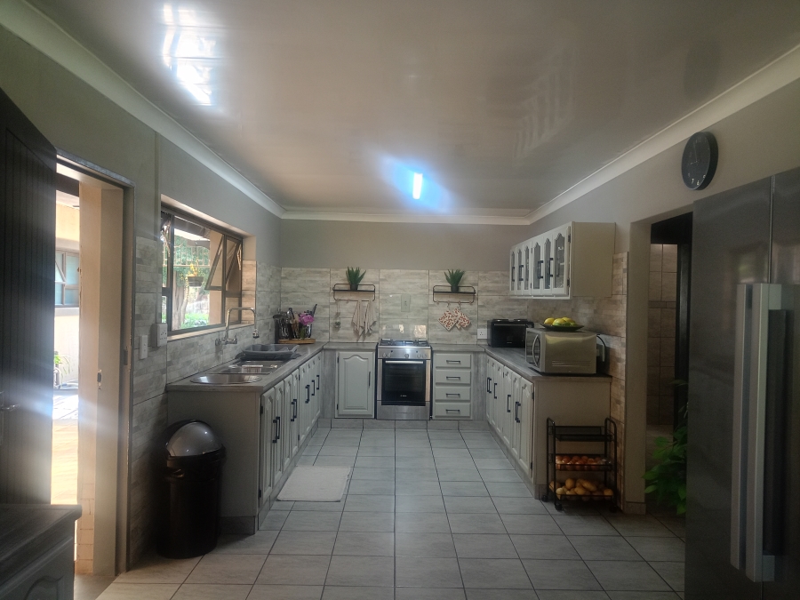 5 Bedroom Property for Sale in Unitas Park Gauteng