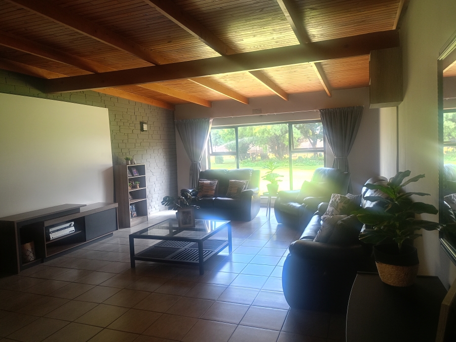 5 Bedroom Property for Sale in Unitas Park Gauteng