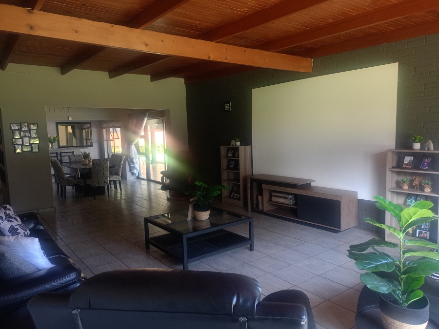 5 Bedroom Property for Sale in Unitas Park Gauteng